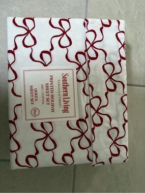 Southern Living Christmas Sheets Queen set White With Red Bows NEW